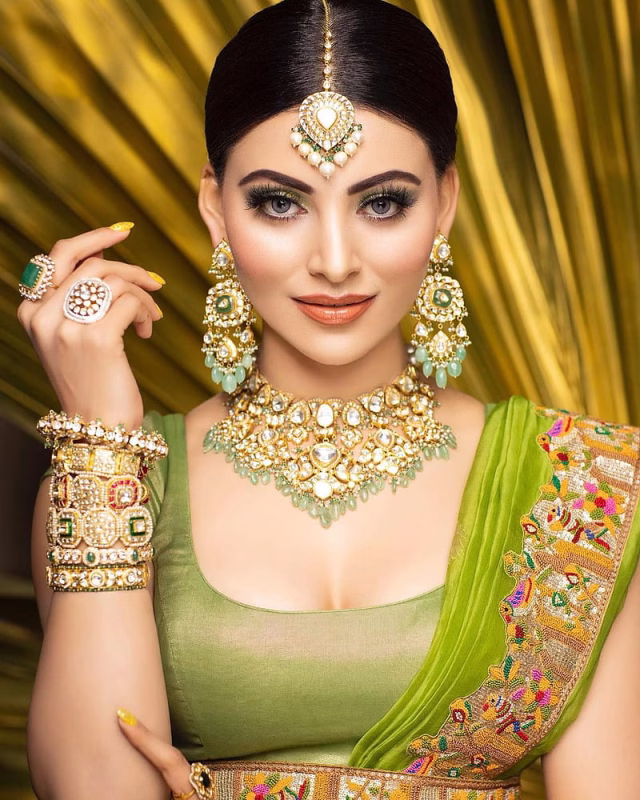 HD-wallpaper-urvashi-rautela-flash-graphy-bollywood