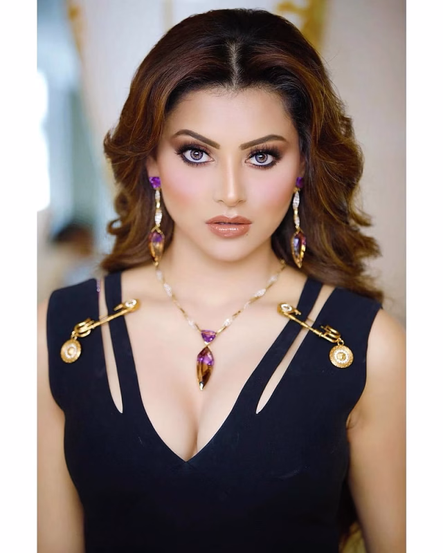 HD-wallpaper-urvashi-rautela-people-bollywood