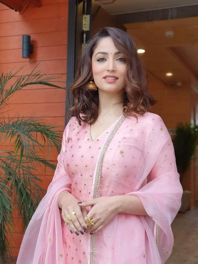HD-wallpaper-yami-gautam-actress-beautiful-bollywood-indian-beauty-pink-traditional-1