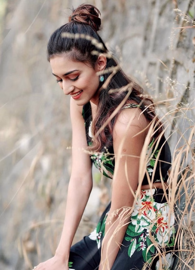 HD-wallpaper-yami-gautam-actress-beauty-bollywood-cute-gallery-girl-grass