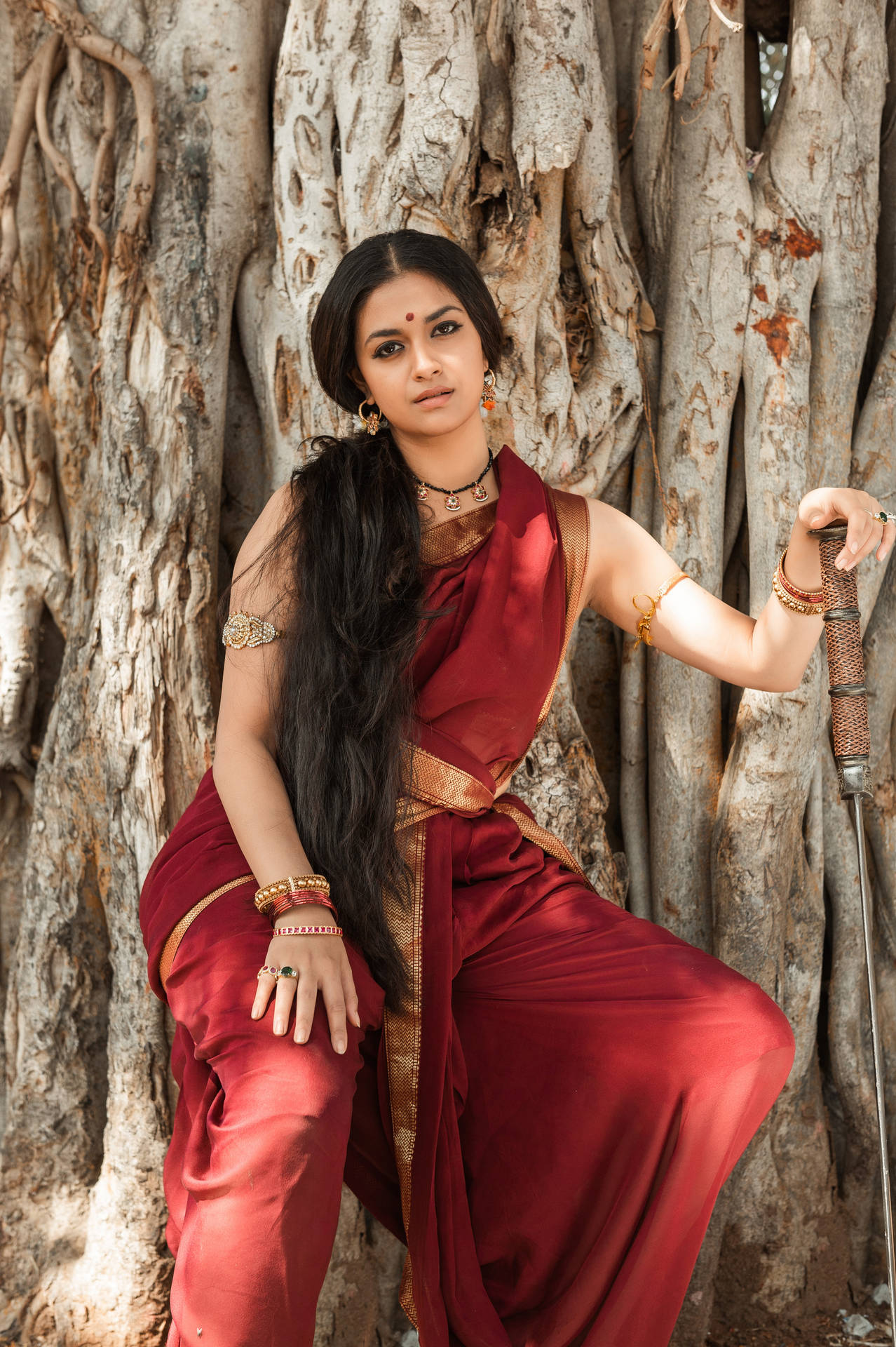posing-keerthi-suresh-saree-in-red-eloi7i21izxpriq1