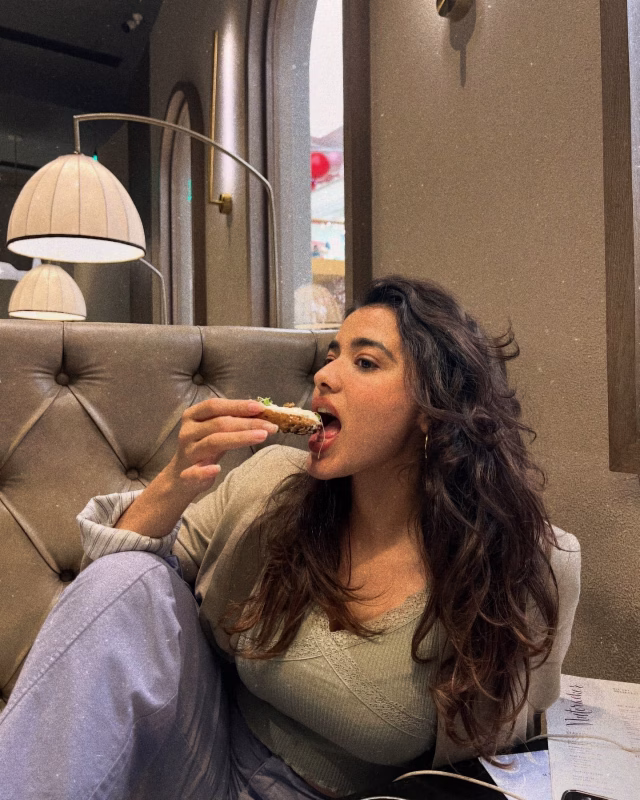 1036109458034906556_1