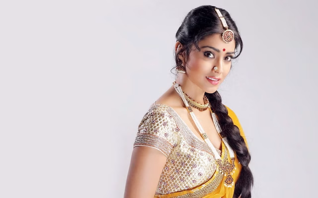 HD-wallpaper-2016-beautiful-girl-actress-bollywood-blue-dress-shriya-saran-brunette-celebrity