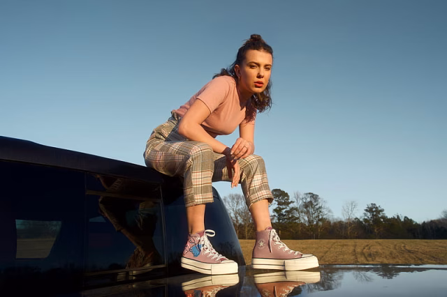 HD-wallpaper-actresses-millie-bobby-brown-actress-brunette-converse-english-girl