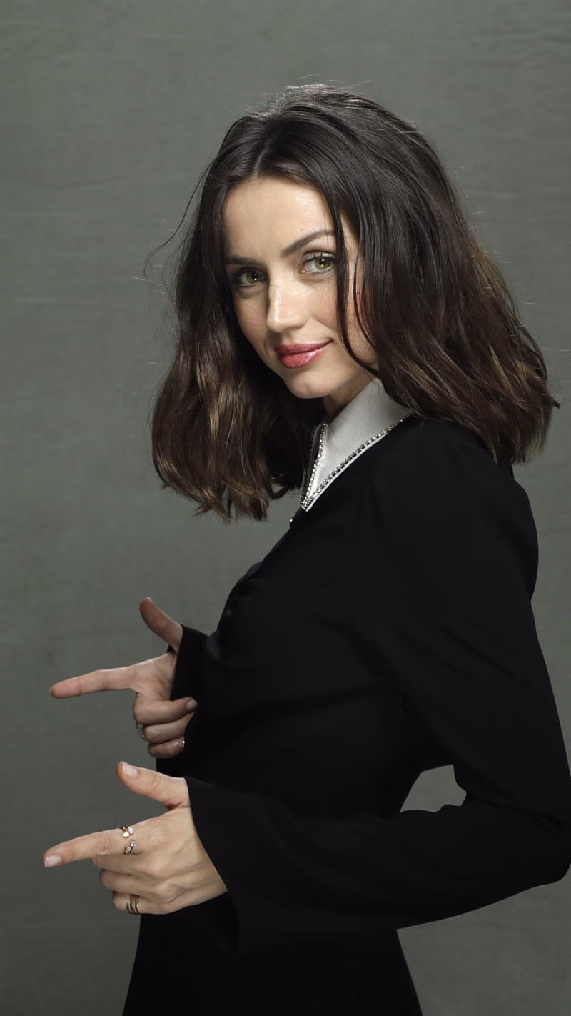 HD-wallpaper-ana-de-armas-007-actresses-celebrities-girls-knives-out-no-time-to-die-3