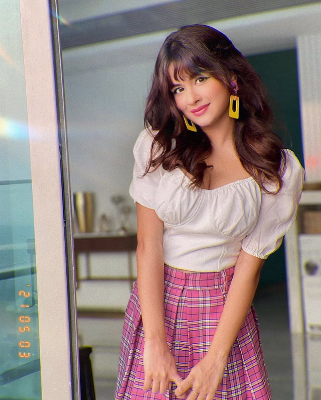 HD-wallpaper-avneet-kaur-beautiful-cute-hot-kids-pink-white