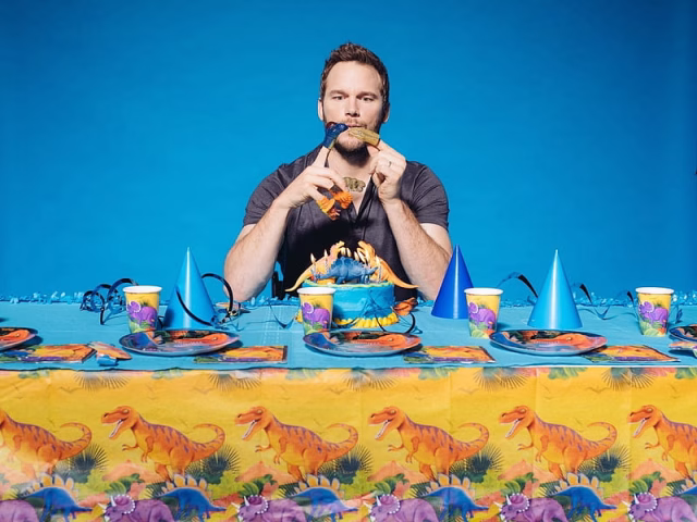 HD-wallpaper-chris-pratt-dino-toy-yellow-man-funny-actor-blue-1