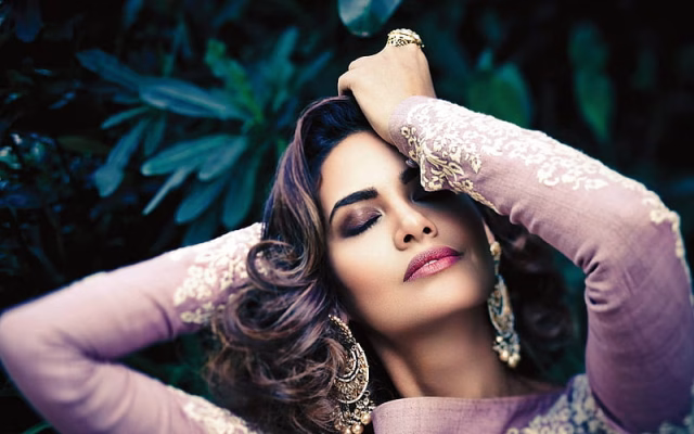 HD-wallpaper-esha-gupta-indian-actress-beautiful-woman-portrait-gorgeous-makeup