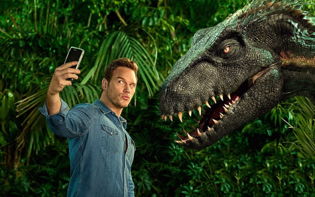 HD-wallpaper-jurassic-world-fallen-kindom-2018-poster-movie-selfie-man-situation-jurassic-world-fantasy-green-phone-jungle-fallen-kingdom-funny-dinosaur-actor-chris-pratt