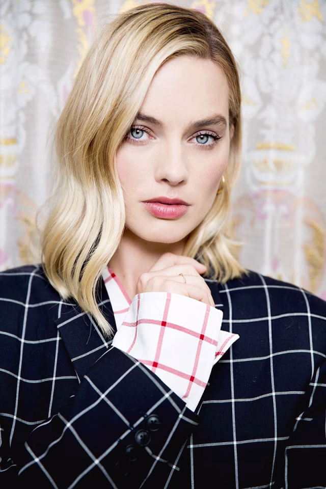 HD-wallpaper-margot-robbie-blonde-women-blue-eyes-australian-women-indoors-actress-1