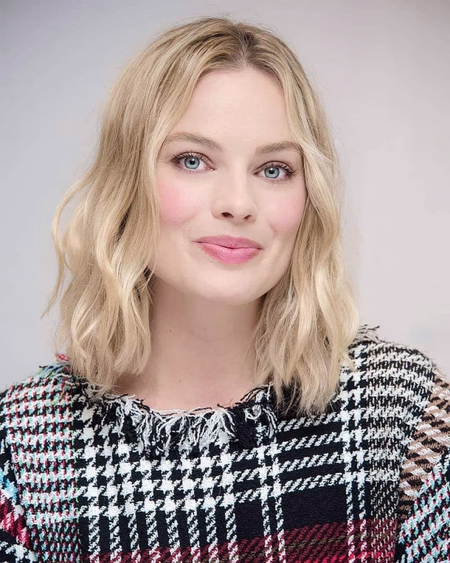 HD-wallpaper-margot-robbie-queen-1
