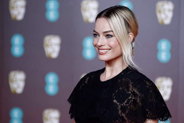HD-wallpaper-margot-robbie-sweet-smite