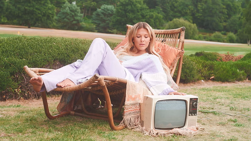 HD-wallpaper-millie-bobby-brown-tv-outdoors-blonde-bare-feet-landscape-actress