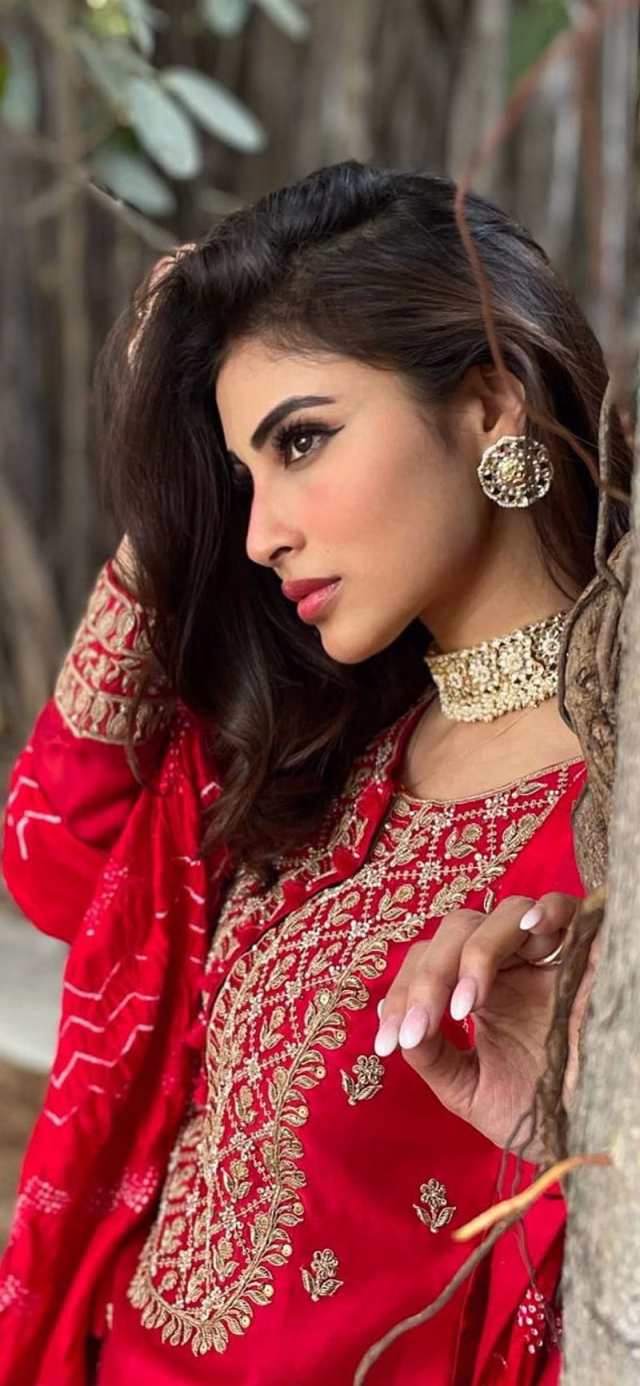 HD-wallpaper-mouni-roy-beautiful-bollywood-tollywood-14