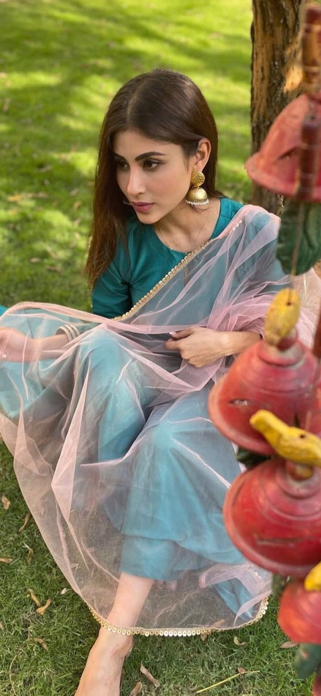HD-wallpaper-mouni-roy-beautiful-bollywood-tollywood-32