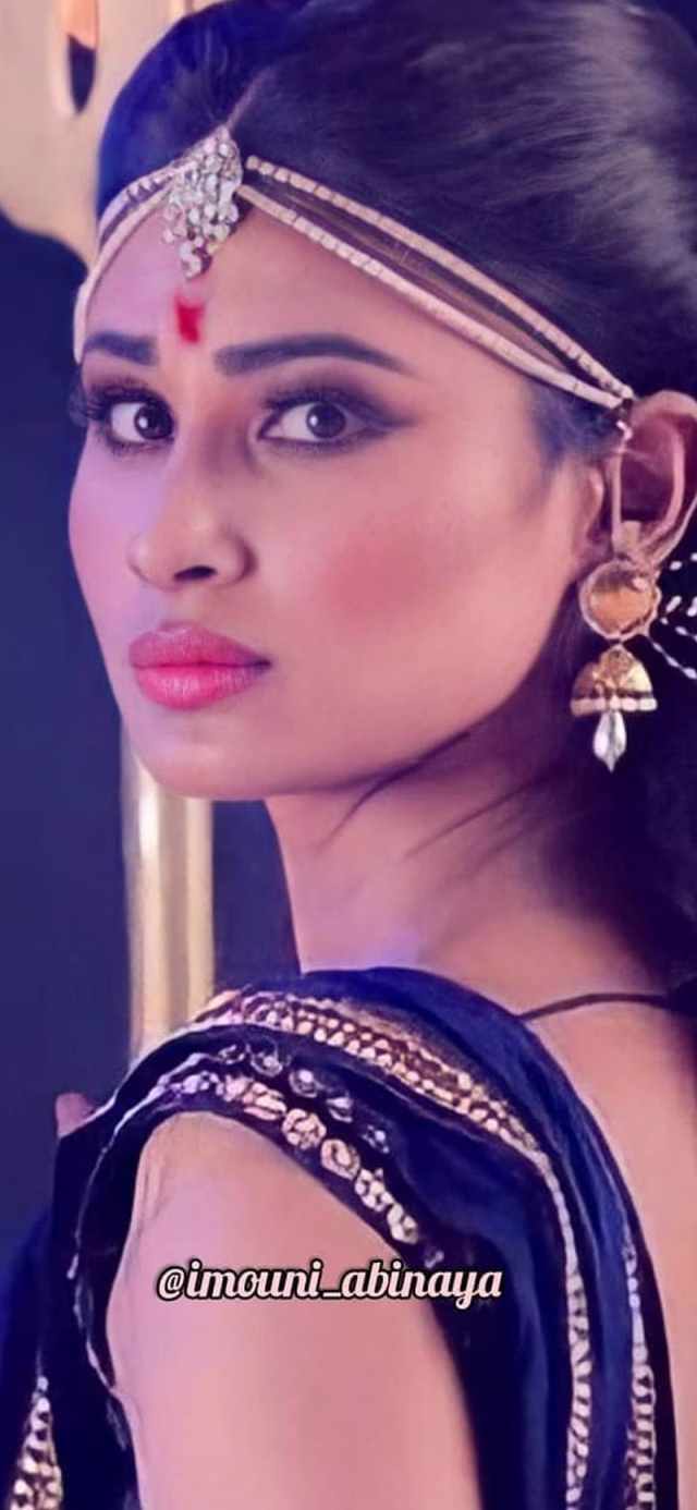 HD-wallpaper-mouni-roy-beautiful-bollywood-tollywood-33