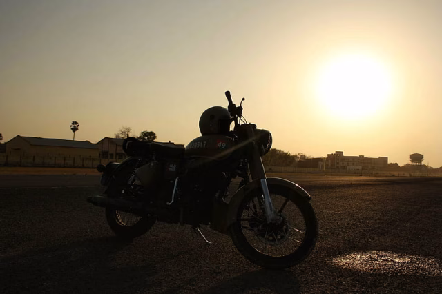 HD-wallpaper-royal-enfield-bike-bullet-classic-350-classic-500-desert-storm-made-like-a-gun-mlg1901-motorcycle-royal-enfield-signals