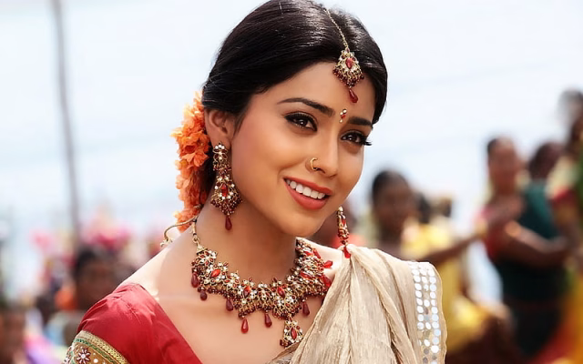 HD-wallpaper-shriya-saran-indian-beauty-beautiful-smiling-jewelry