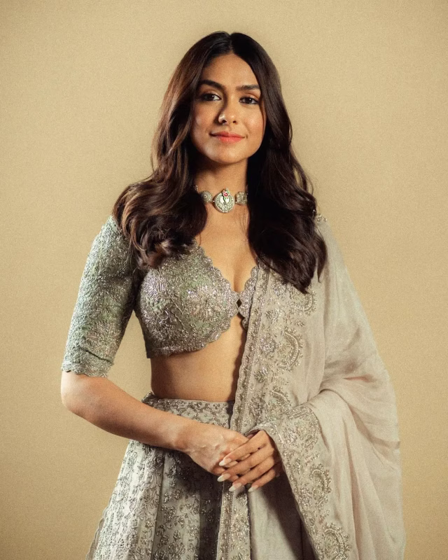 Mrunal-Thakur-Hot-Cleavage-1