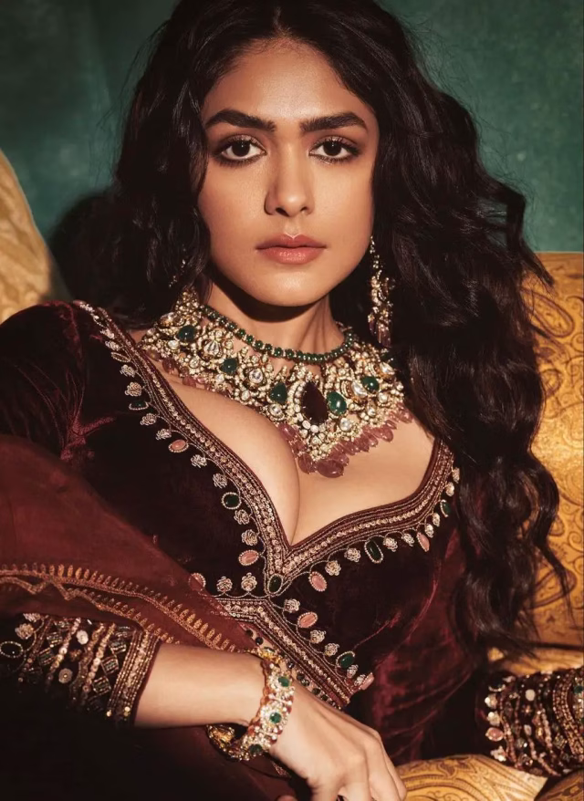Mrunal-Thakur-Hot-Saree