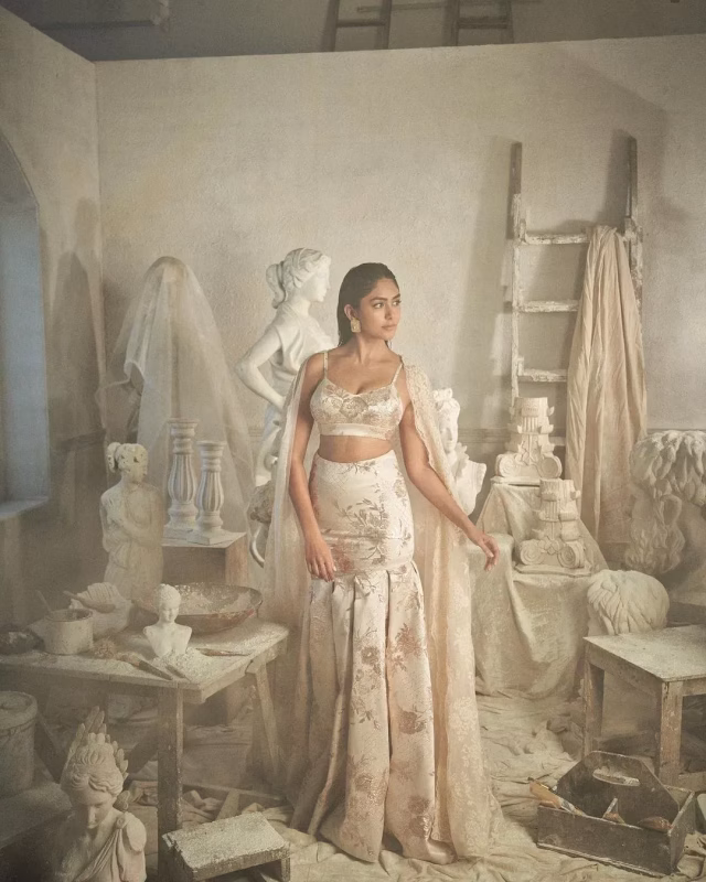 mrunal-thakur-4-14