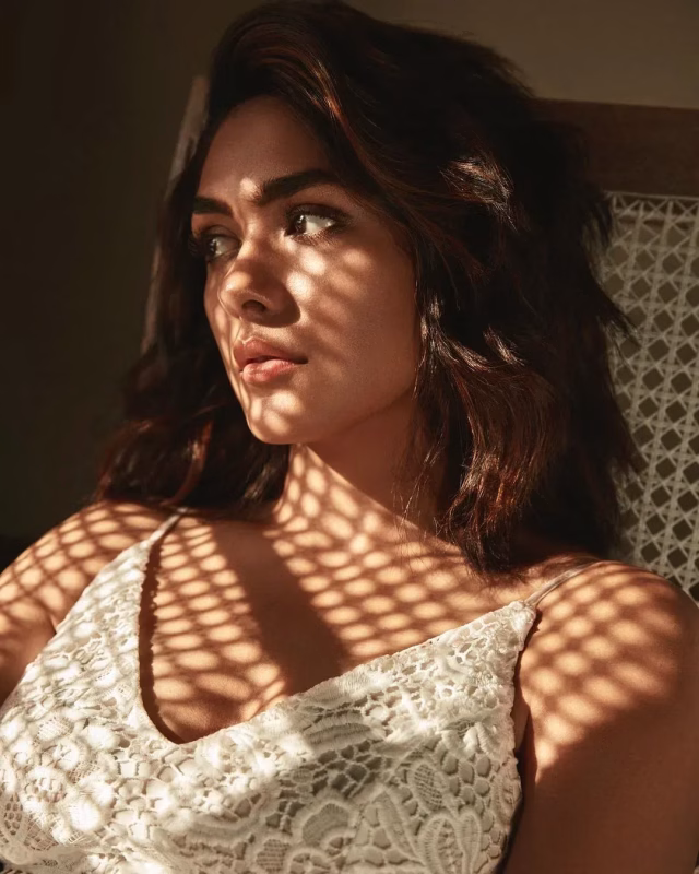mrunal-thakur-9-12